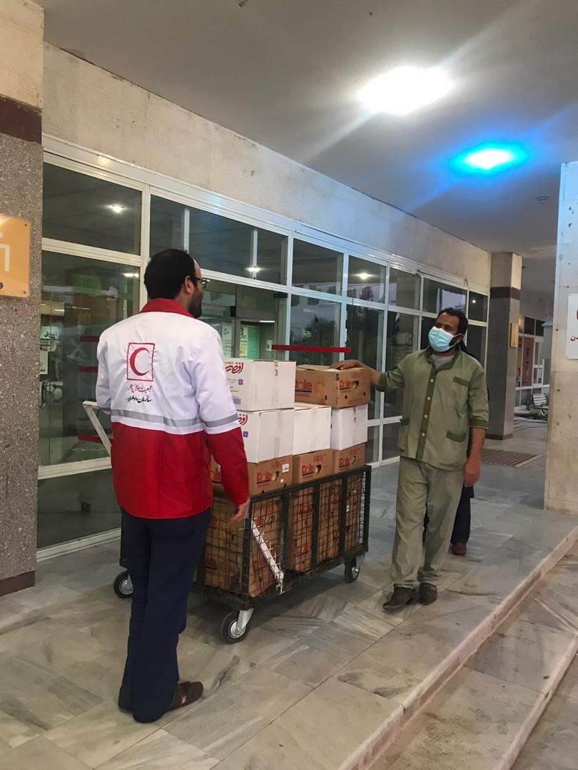 توزیع بیش از ۹۵۰ بسته عیدانه در بیمارستان شهید صدوقی و شهدای کارگر با حضور جوانان و داوطلبان هلال احمر شهرستان یزد